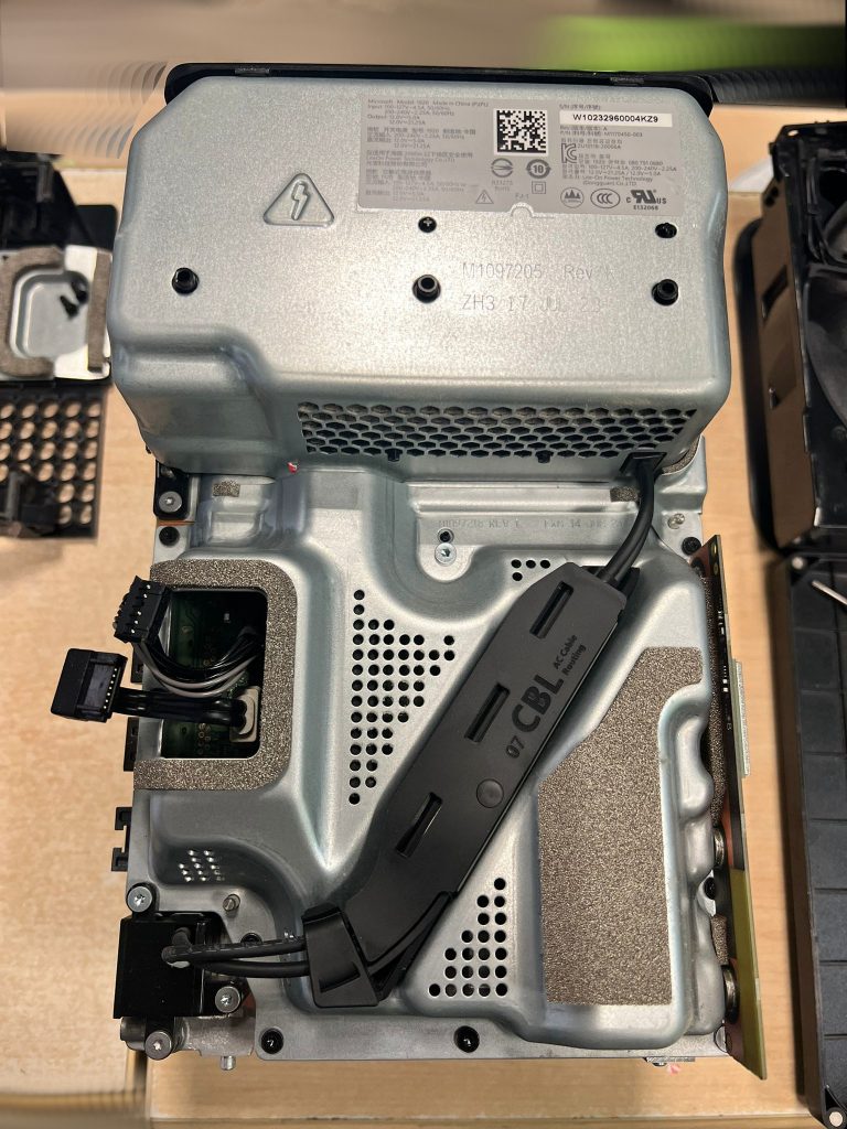 Fuente de poder interna (PSU) de Xbox Series X con gestión de cables.