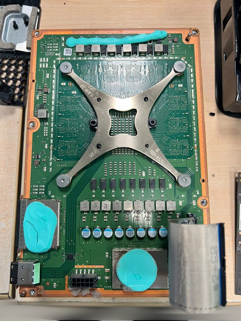 Parte posterior de la placa base principal con el soporte del procesador (X-clamp).