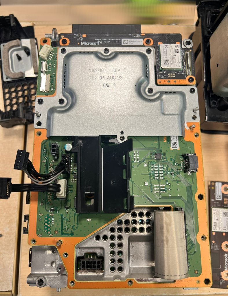 Placa de circuito impreso secundaria de Xbox Series X durante el desarme.