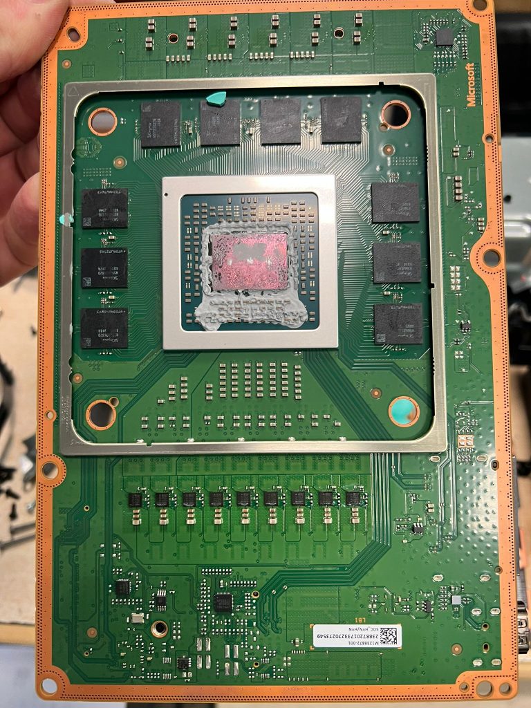 Procesador APU y chips de memoria RAM de Xbox Series X con pasta térmica.