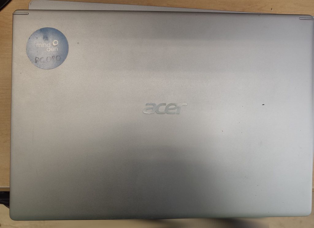 Vista exterior de la laptop Acer Aspire con la tapa nueva instalada en color plata.