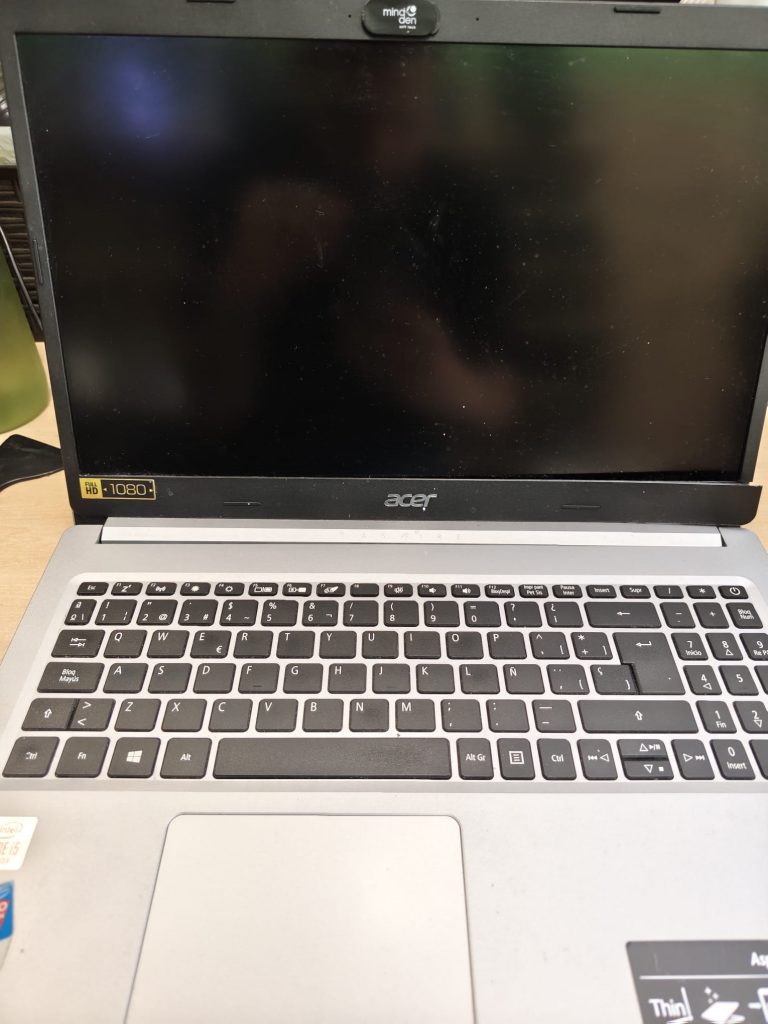 Laptop Acer Aspire A515-55 abierta sobre mesa de trabajo.