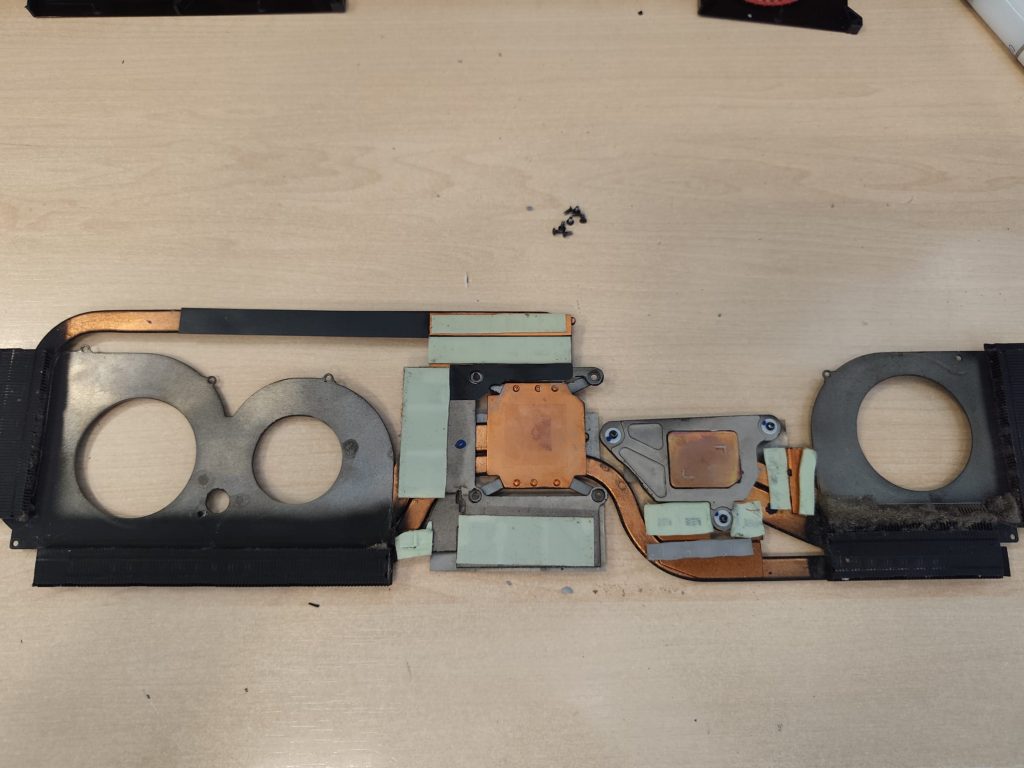 Parte inferior del disipador de cobre con pads térmicos en MSI Stealth.