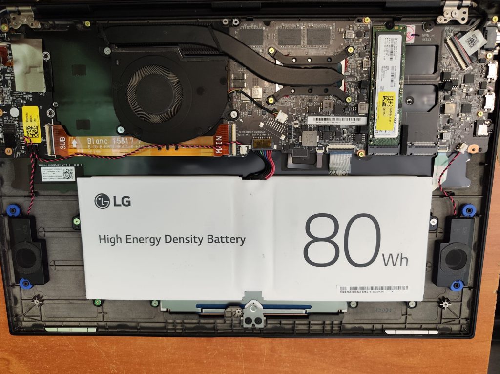 Vista de los componentes internos y la batería de 80Wh del LG Gram.