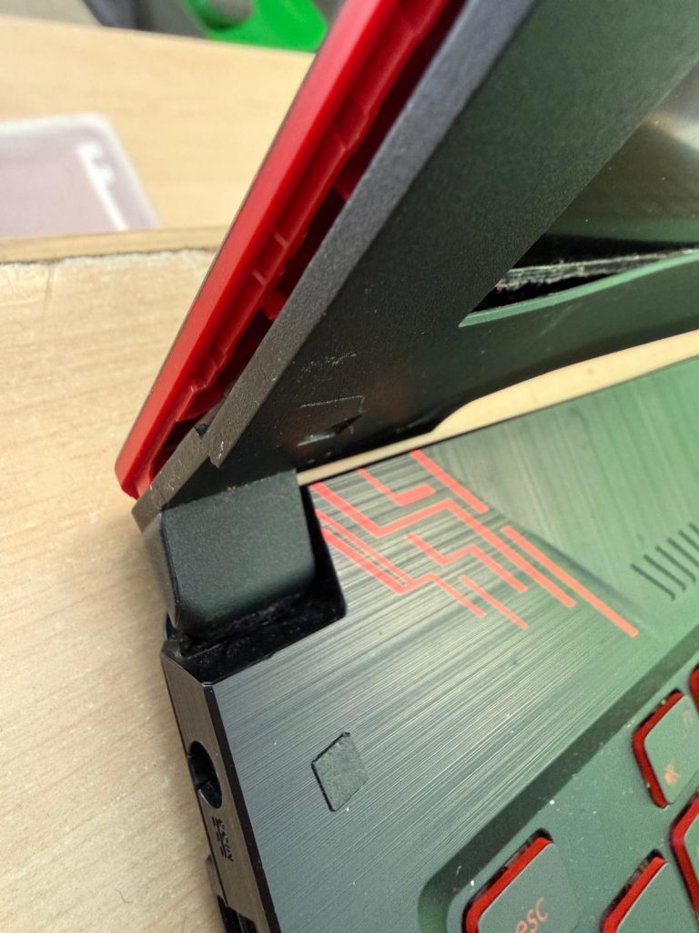 Detalle del desprendimiento de la carcasa LCD por fallo de bisagra en Asus FX504G.