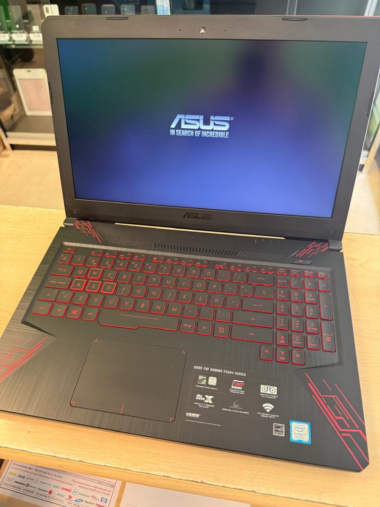 Portátil Asus FX504G funcionando correctamente con teclado retroiluminado tras reparación.