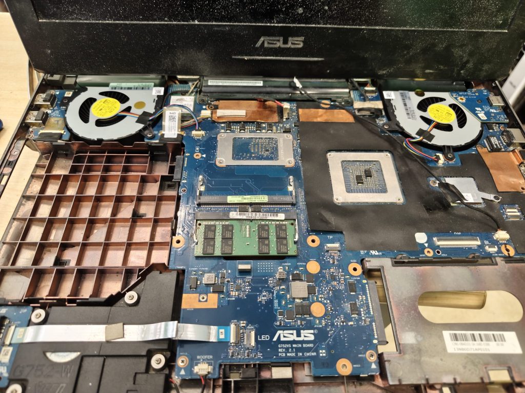 Instalación de nuevos ventiladores y reensamblaje de la placa base Asus.