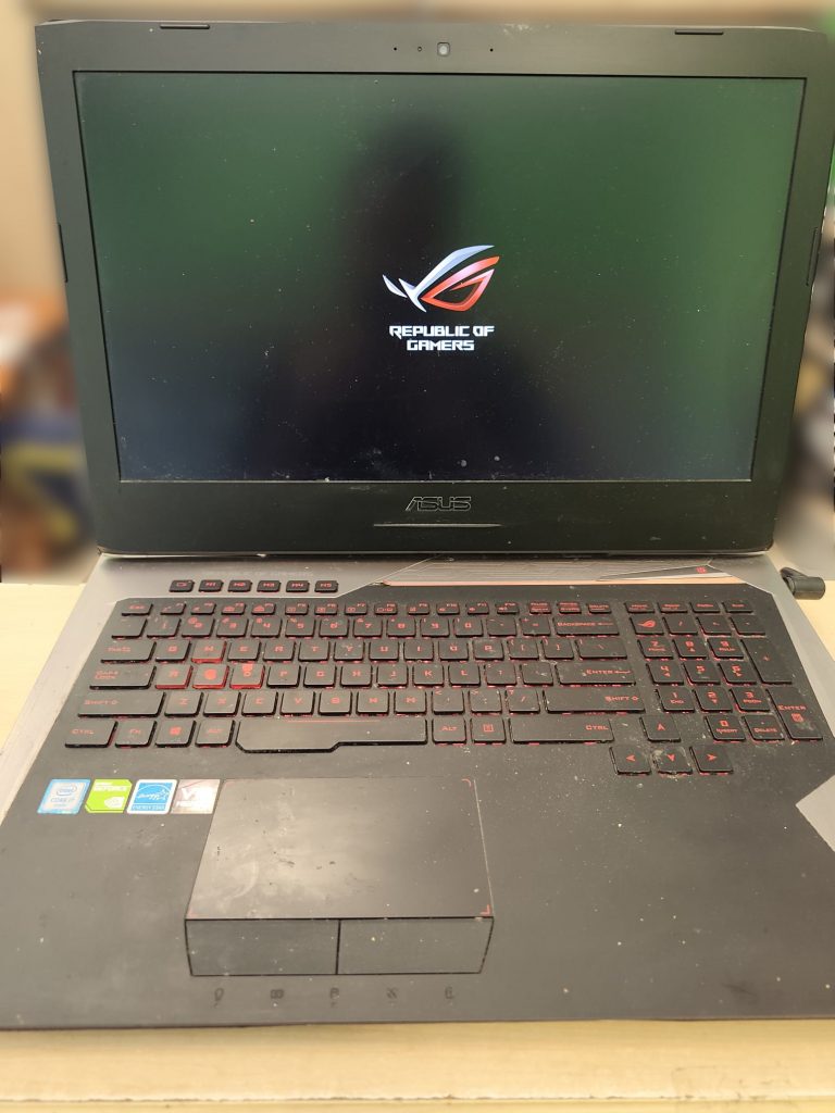 Logo de Republic of Gamers en pantalla tras completar la reparación.