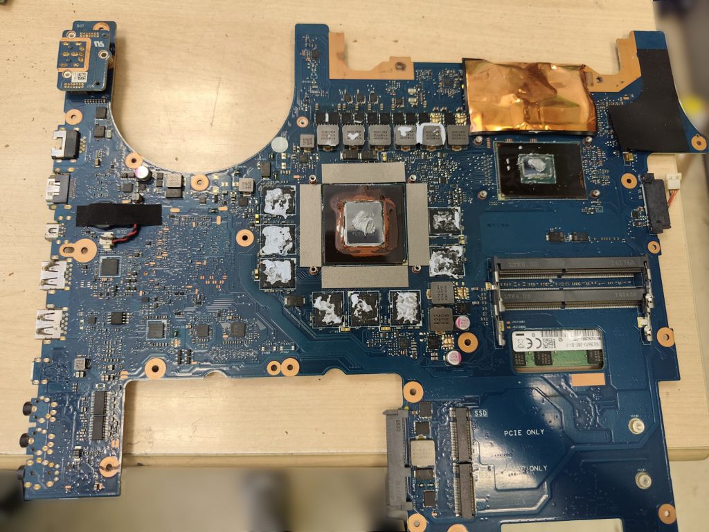 Placa base del Asus G752VS limpia y lista para nueva pasta térmica.