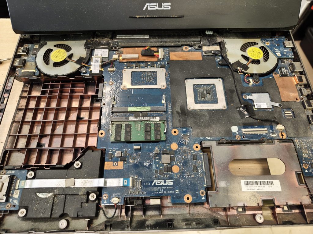 Vista interna del Asus G752VS con ventiladores originales y suciedad acumulada.