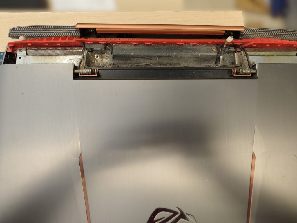 Acumulación de polvo en las rejillas traseras y bisagras de Asus G752VS.
