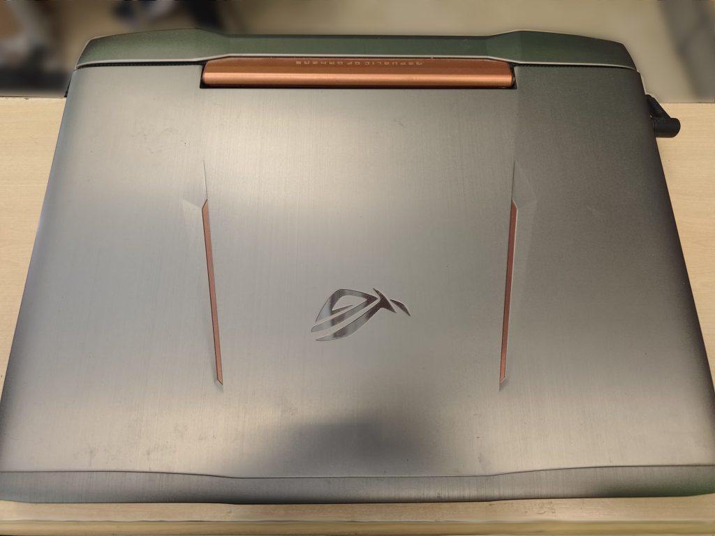 Prueba de estrés AIDA64 verificando estabilidad térmica en Asus G752VS.