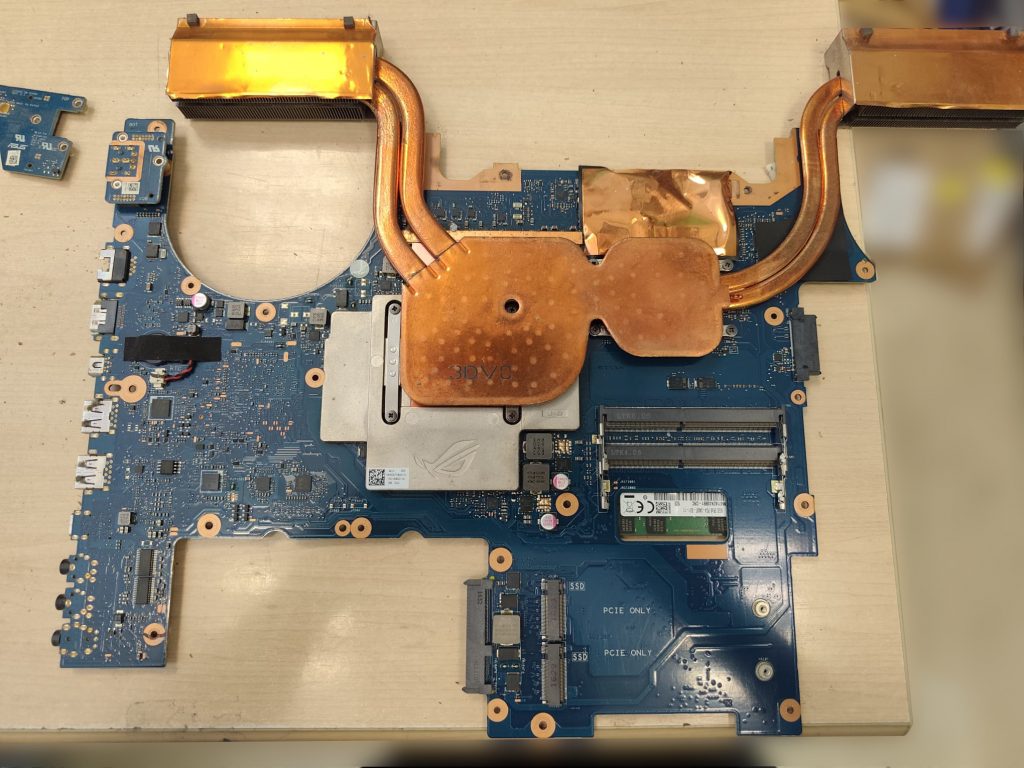 Sistema de disipación de cobre 3D Vapor Chamber retirado de la placa base.