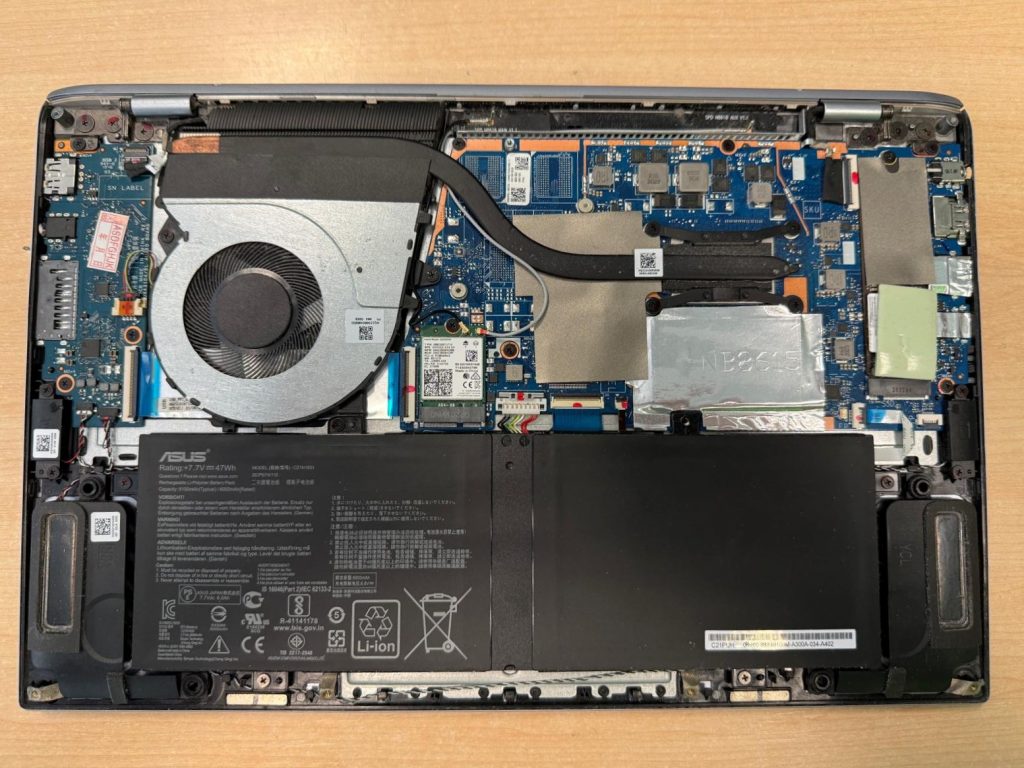 Vista interna completa del hardware de un Asus ZenBook UM431D.