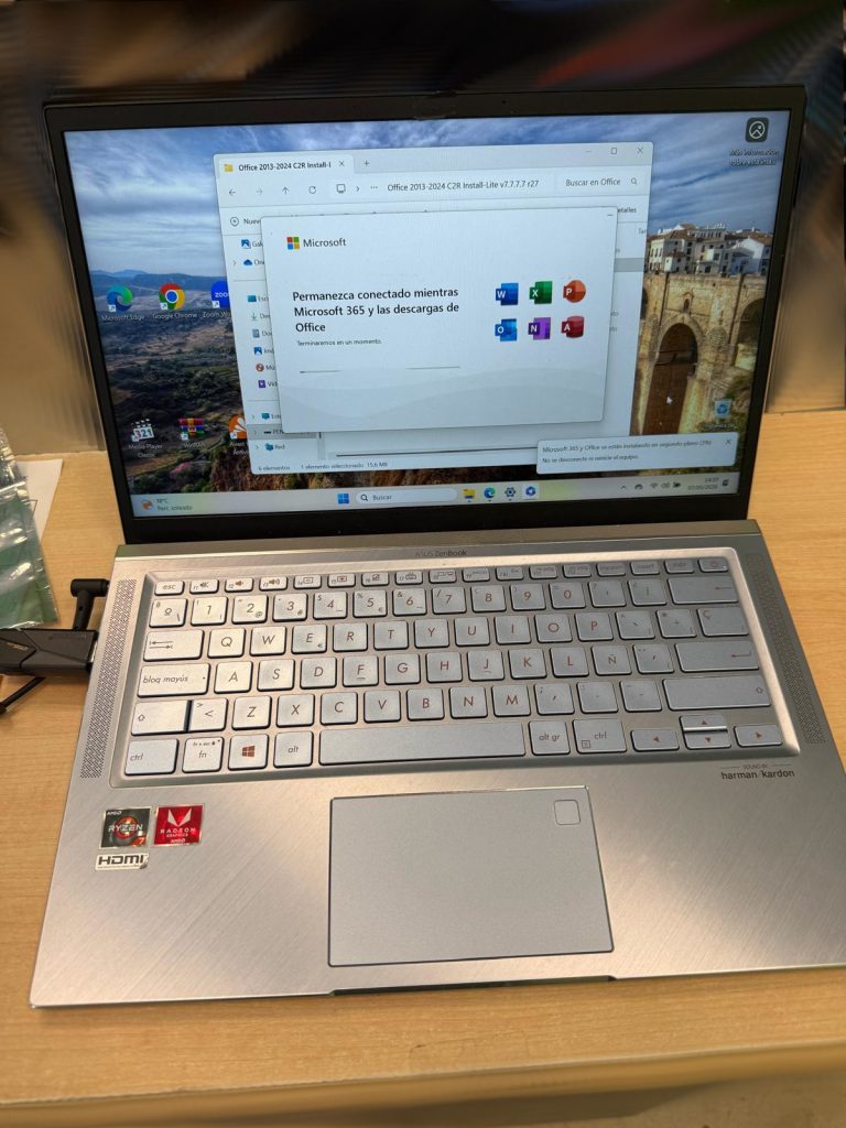 Portátil Asus funcionando correctamente e instalando software tras la reparación.