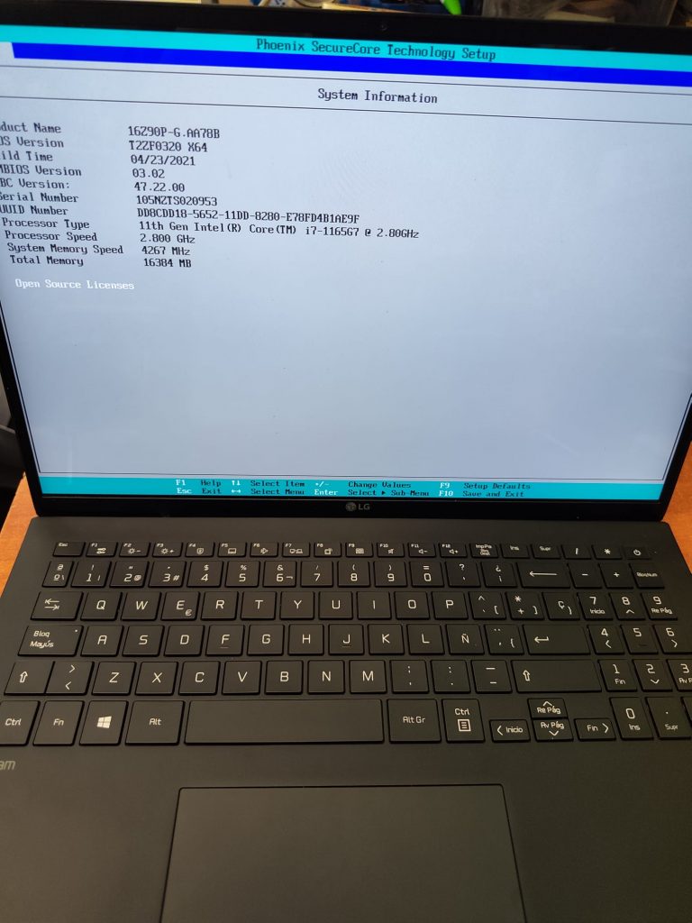 Pantalla de BIOS mostrando modelo 16Z90P y procesador i7-1165G7.