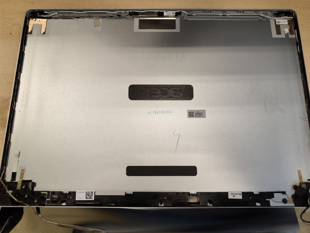 Carcasa LCD antigua sin componentes internos para mostrar daños estructurales.