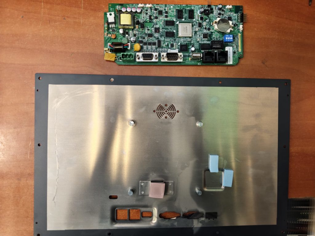 Chasis metálico interno de Weintek cMT3162X con pads térmicos para disipación de calor.