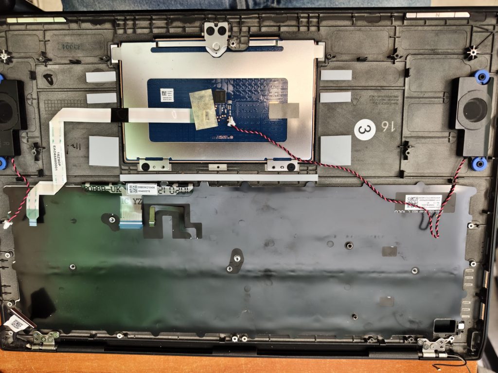 Vista interna de la rejilla del teclado una vez desmontado el componente.