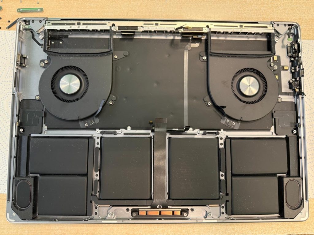 Chasis de MacBook Pro 16" con la placa base retirada para acceder al teclado.