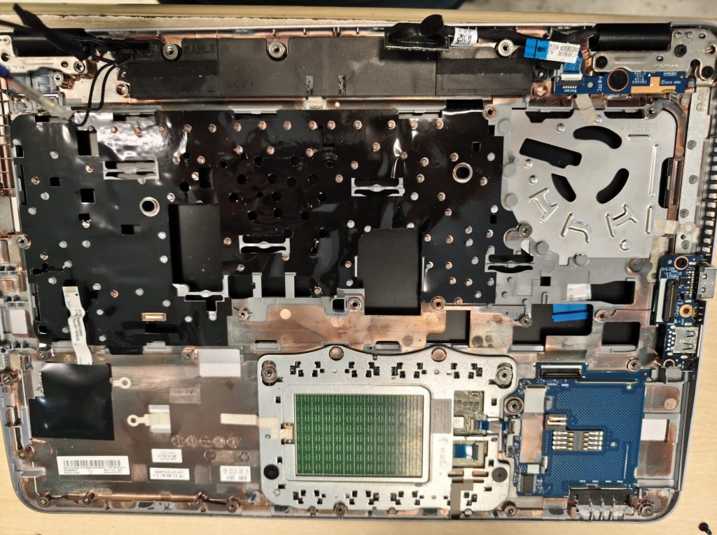 Chasis interno de HP ProBook 640 G3 tras retirar la placa base principal.
