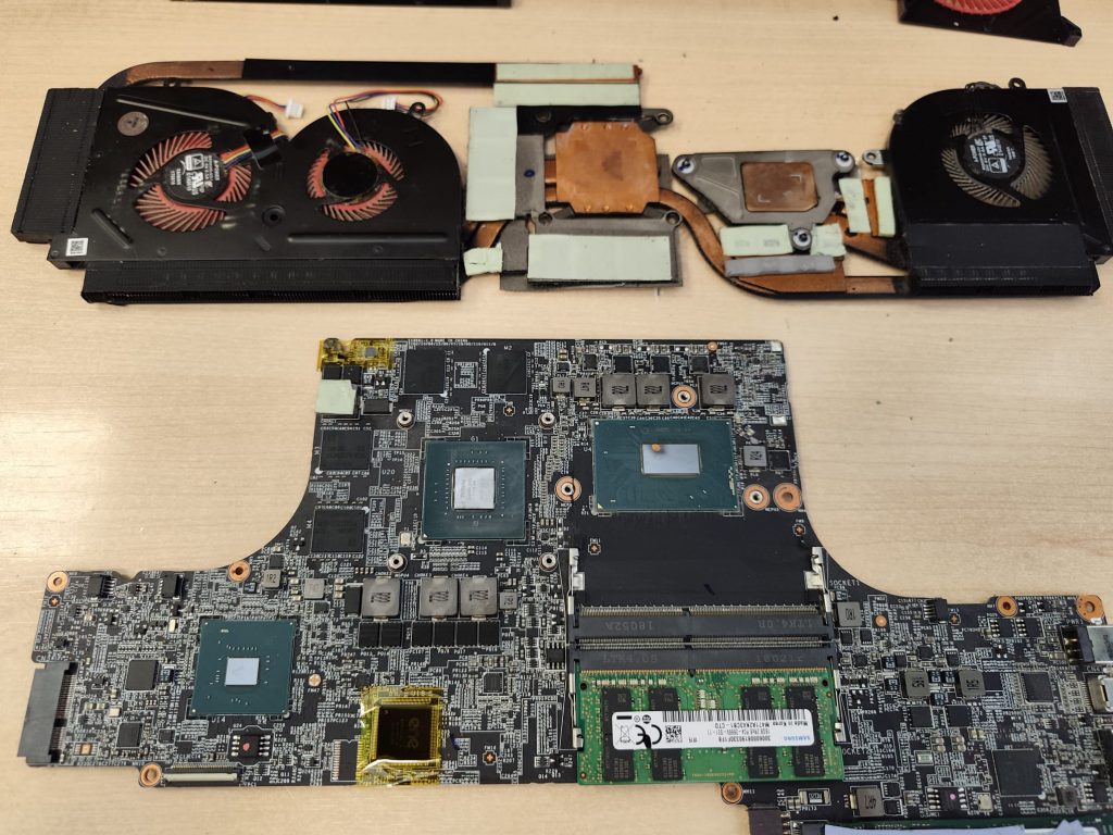 Detalle de procesador y gráfica de MSI GS63 Stealth listos para pasta térmica.