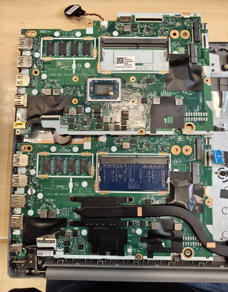 Comparación entre la placa base dañada y el repuesto nuevo listo para instalar en la laptop.