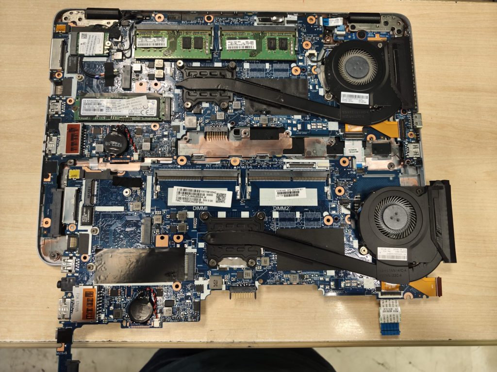 Comparación entre la placa base dañada y el repuesto nuevo para HP ProBook 640 G3.