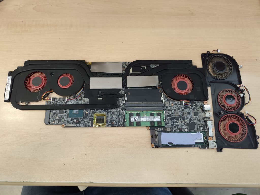 Despiece de los tres ventiladores del sistema de refrigeración MSI.