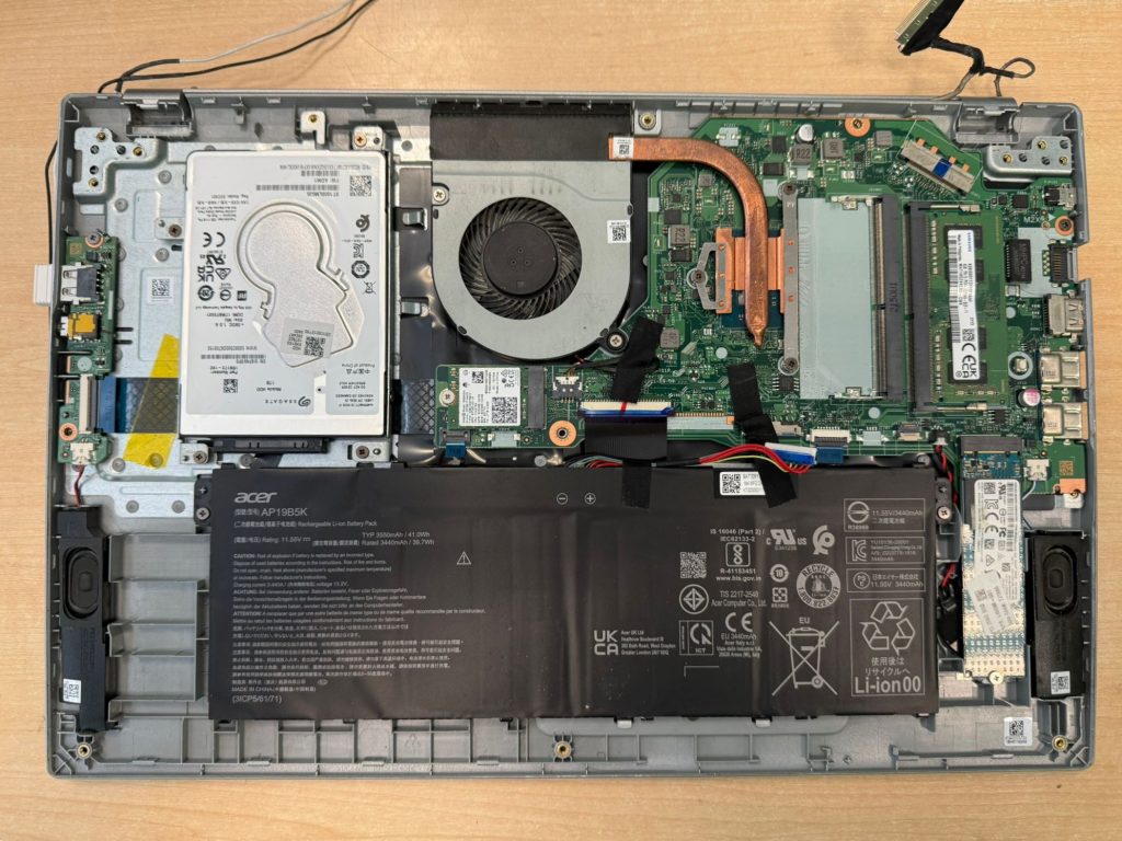 Vista detallada de la placa base, batería AP19B5K y sistema de almacenamiento en Acer Aspire 3.