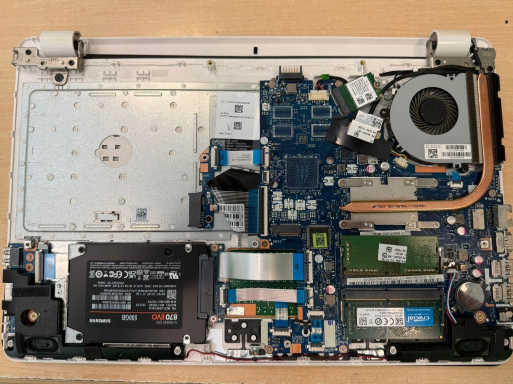 Vista de la placa base, SSD Samsung 870 EVO y RAM Crucial en HP 15-bs033ns.