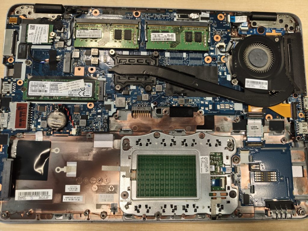 Vista detallada de la placa base instalada en HP ProBook 640 G3 con RAM y SSD.