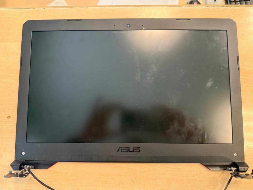 Pantalla del Asus FX504G desmontada con bisagras expuestas para su reparación.