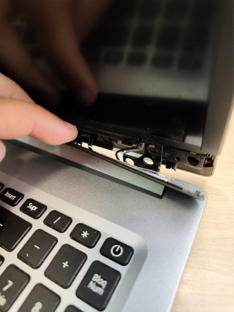 Detalle de la rotura de los soportes de plástico de la bisagra derecha en Acer Aspire.