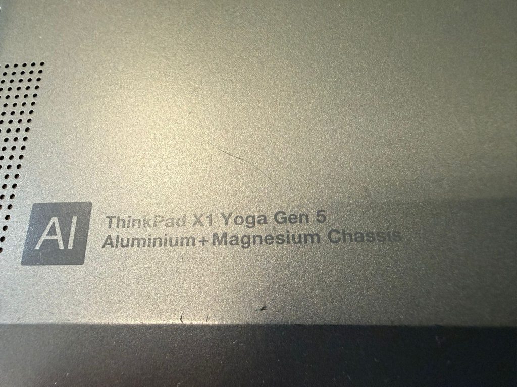 Primer plano de la serigrafía del modelo X1 Yoga Gen 5 y materiales del chasis.