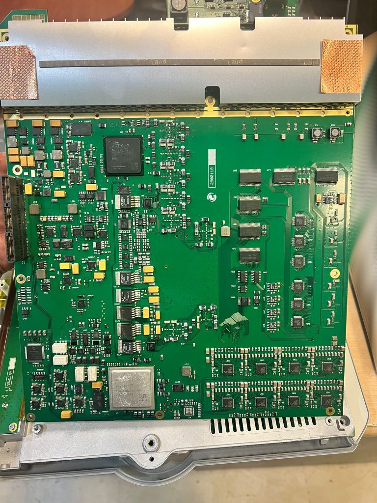 Primer plano del procesador FPGA Artix-7 de Xilinx encargado del procesamiento de señales.
