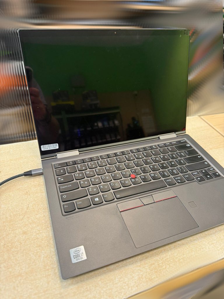 Montaje del equipo completado mostrando el teclado con caracteres latinos y cirílicos.
