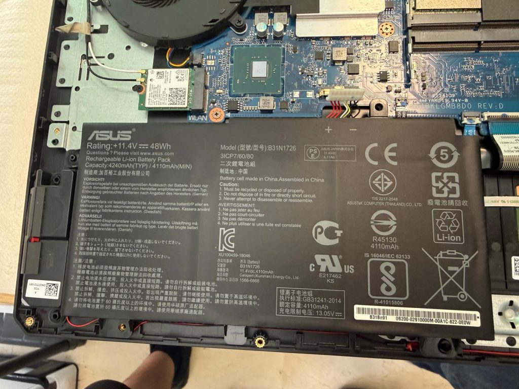 Primer plano de la batería Asus modelo B31N1726 mostrando capacidad de 48Wh.