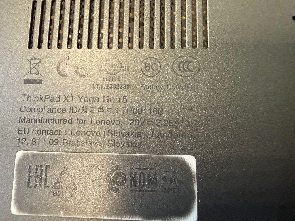Etiqueta de cumplimiento y especificaciones eléctricas (20V) del modelo TP00110B.