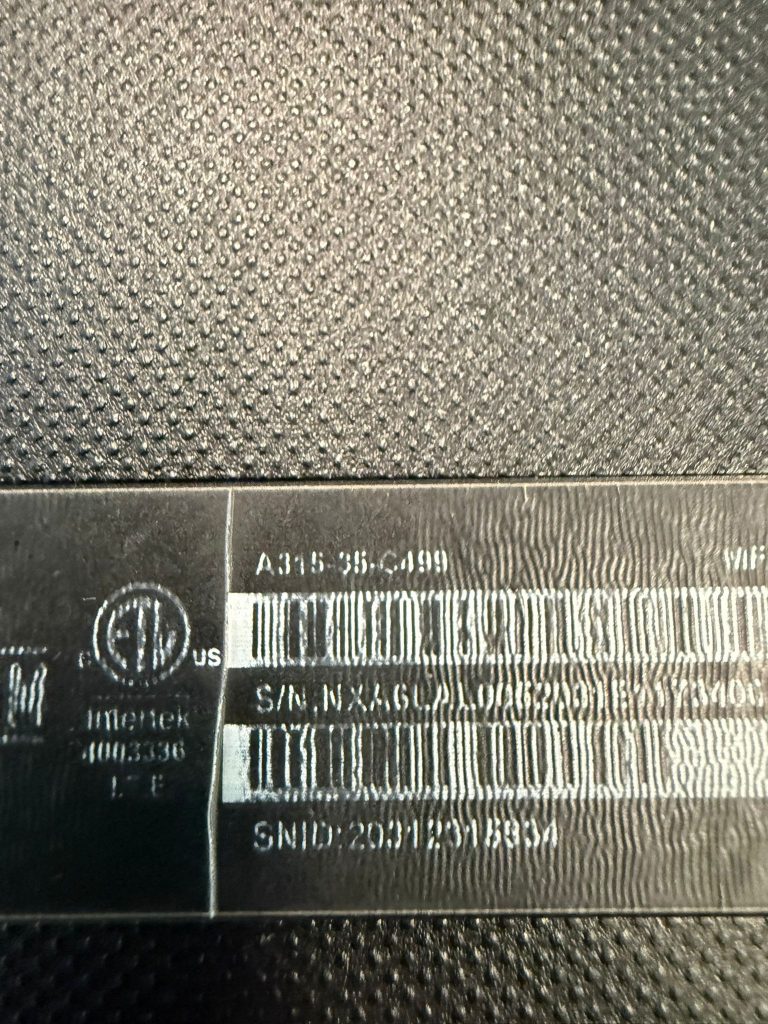 Primer plano de la etiqueta de modelo A315-35-C499 y número de serie del portátil Acer.