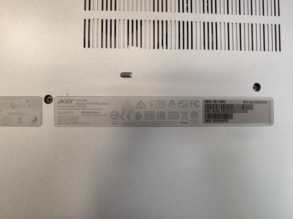 Etiqueta de modelo Acer Aspire A515-55-54RX y número de serie.