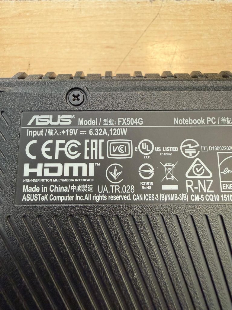 Etiqueta de especificaciones eléctricas y modelo Asus FX504G (120W).