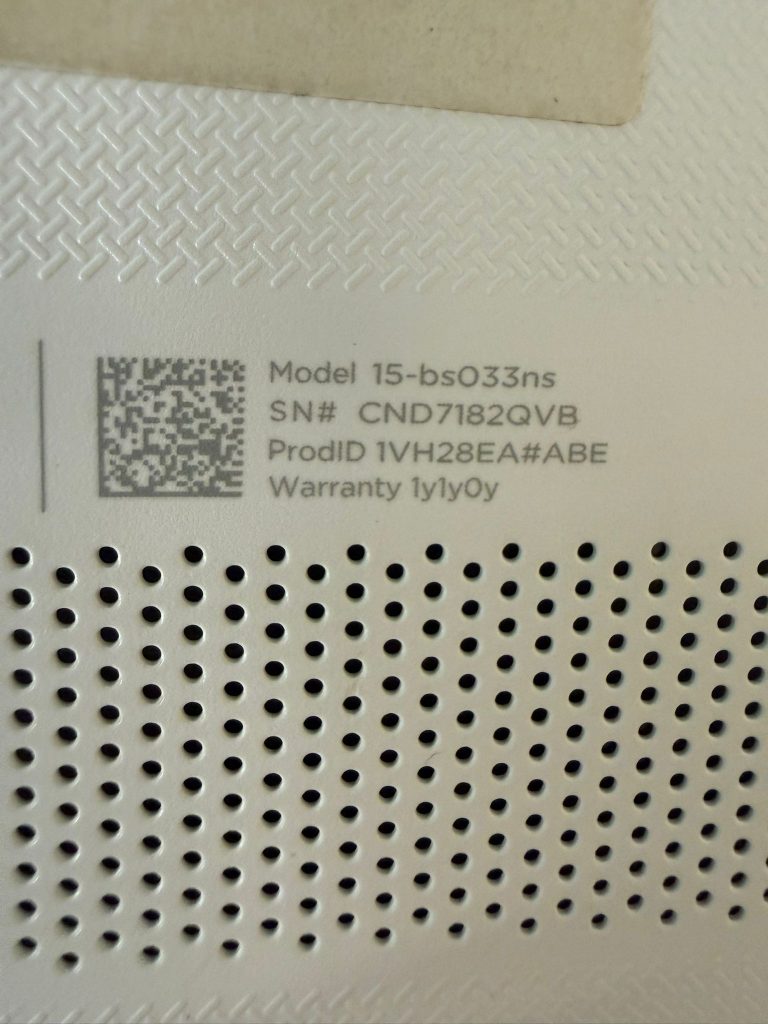 Etiqueta de identificación del modelo HP 15-bs033ns con número de serie CND7182QVB.