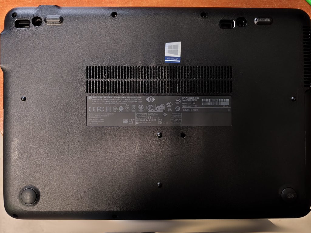 Etiqueta trasera de identificación del modelo HP ProBook 640 G3 y número de serie.