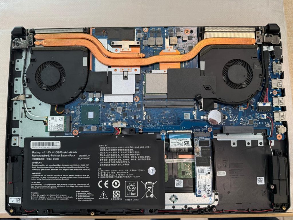 Vista completa de la placa base, ventiladores y batería del portátil Asus TUF Gaming.