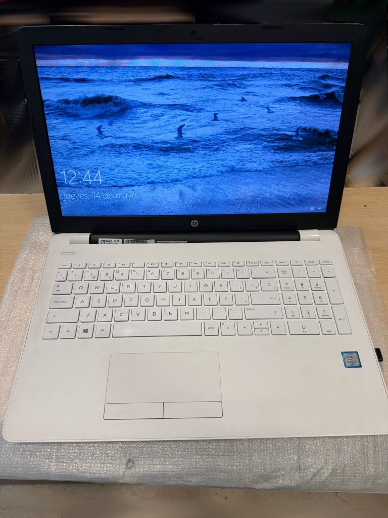Portátil HP 15-bs033ns reparado y funcionando con el sistema operativo cargado.