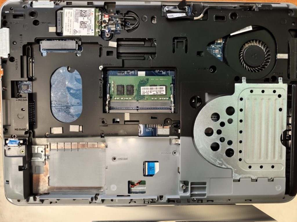 Vista interna del chasis de la HP ProBook 640 G3 sin la cubierta inferior.