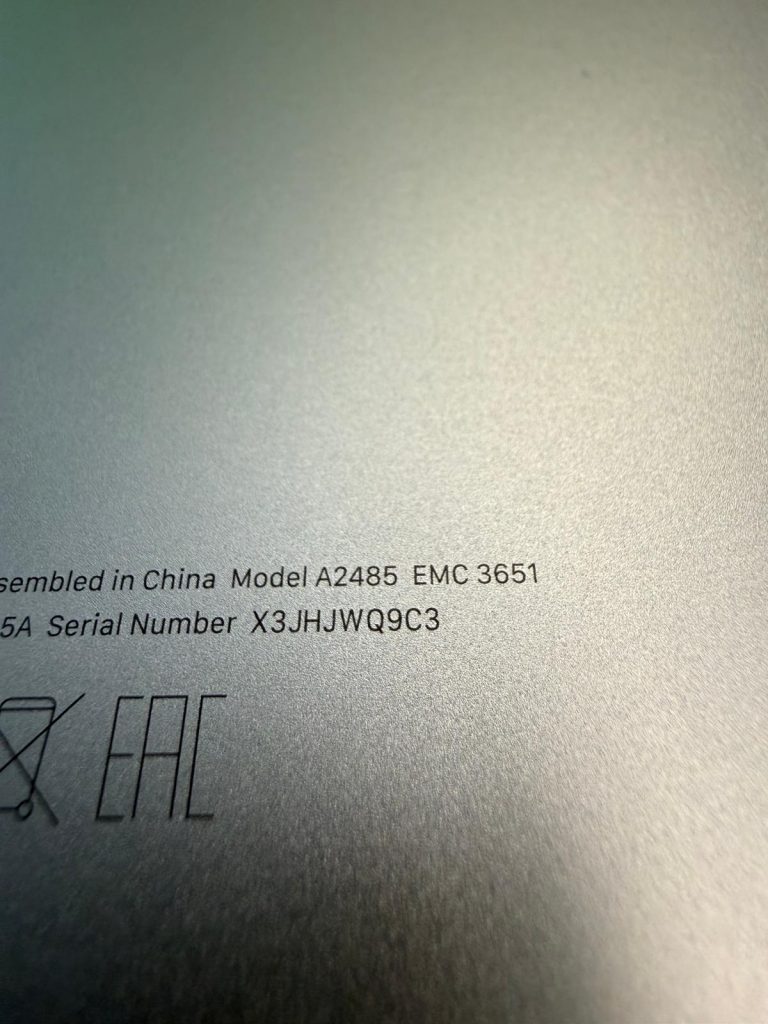 Detalle del grabado láser en la tapa trasera confirmando el modelo A2485.