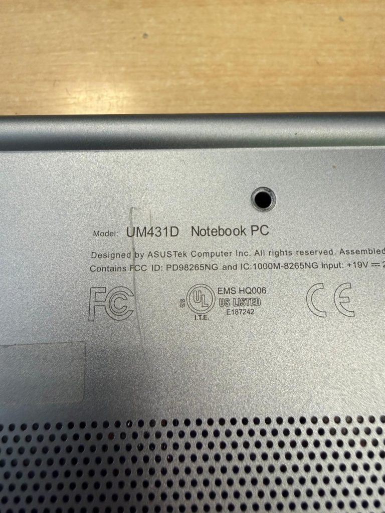 Detalle de la carcasa inferior donde se lee el modelo Asus UM431D.
