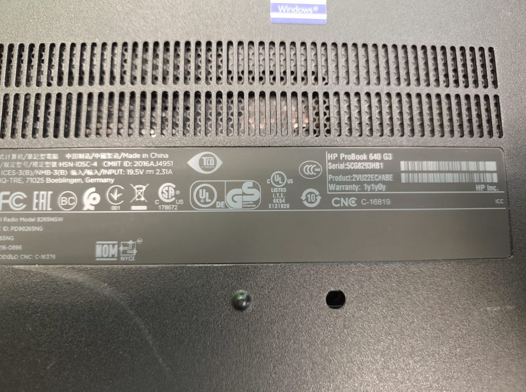 Etiqueta de identificación del modelo HP ProBook 640 G3 y número de serie.